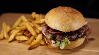 Tipik Amerikan Fast Food - Burger patates kızartması ile