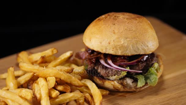 Hamburguesa a la parrilla fresca con patatas fritas — Vídeo de stock