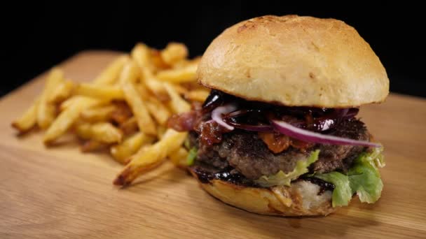 Hambúrguer enorme churrasco Bacon com batatas fritas American Fast Food — Vídeo de Stock