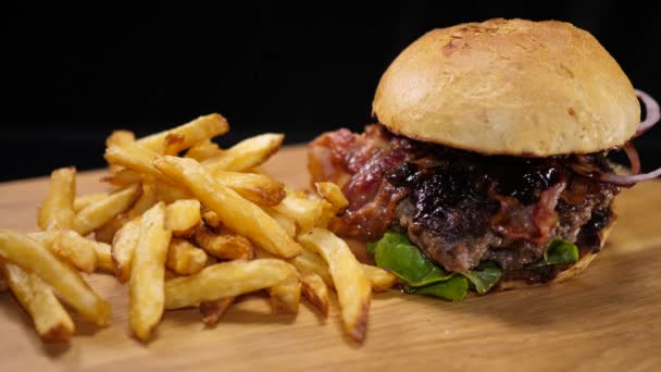 Deliciosa hamburguesa de comida rápida - lista para comer — Vídeo de stock