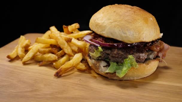 Big BBQ Burger - close up shot — Stok Video