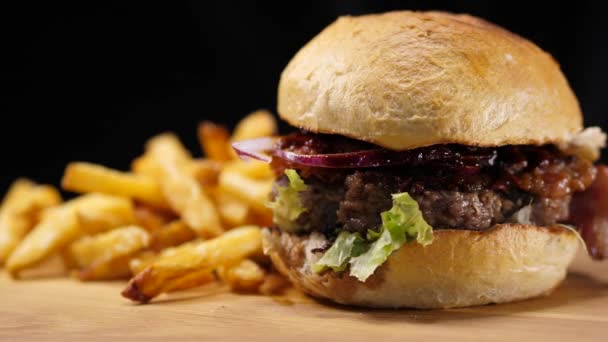 Hamburguesa a la parrilla fresca con patatas fritas — Vídeos de Stock