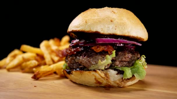 Big BBQ Burger - tiro de cerca — Vídeos de Stock