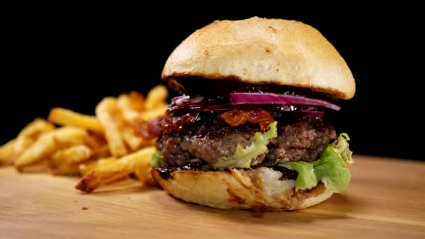 Big BBQ Burger - close up shot — Videoclip de stoc