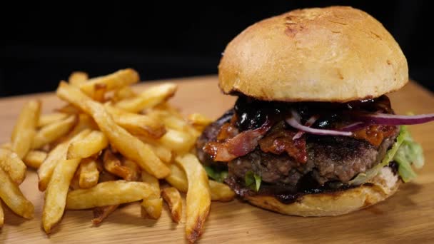 Fast Food americano típico - hambúrguer com batatas fritas — Vídeo de Stock