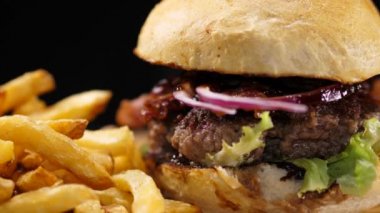 Taze ızgara Burger patates kızartması ile