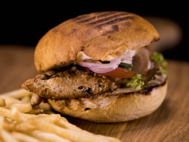 Lezzetli Fast Food Burger - Chickenburger yemeye hazır