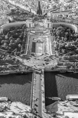 Trocadero ve Paris - Eyfel Kulesi havadan görünümden Seine Nehri