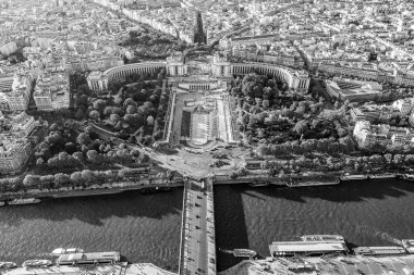 Trocadero ve Paris - Eyfel Kulesi havadan görünümden Seine Nehri