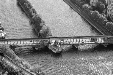 Paris - havadan görünümü Seine Nehri üzerinde köprüler