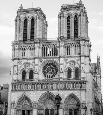 Paris'te ünlü Notre Dame Katedrali