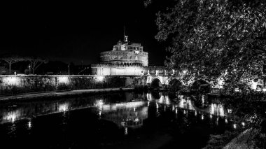 Castel Sant Angelo gece ile Roma'da Tiber Nehri'nin