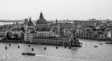 Venedik 'te Santa Maria della Salute adlı kiliseyi selamlayın.