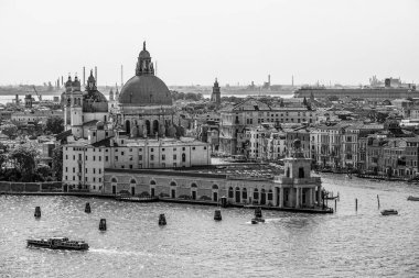 Venedik 'te Santa Maria della Salute adlı kiliseyi selamlayın.