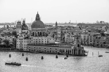 Venedik 'te Santa Maria della Salute adlı kiliseyi selamlayın.