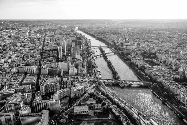 Vista desde la cubierta superior de la Torre Eiffel sobre la gran ciudad de París — Foto de Stock
