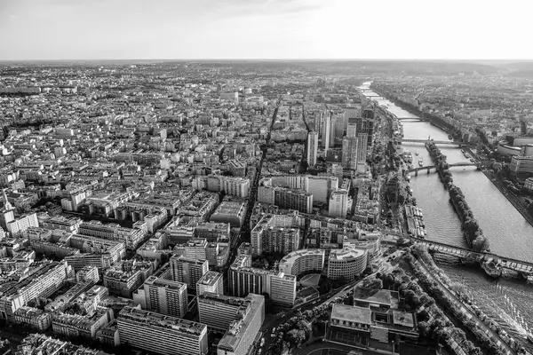 Eyfel Kulesi üst güverte üzerinde büyük Paris şehri göster — Stok fotoğraf