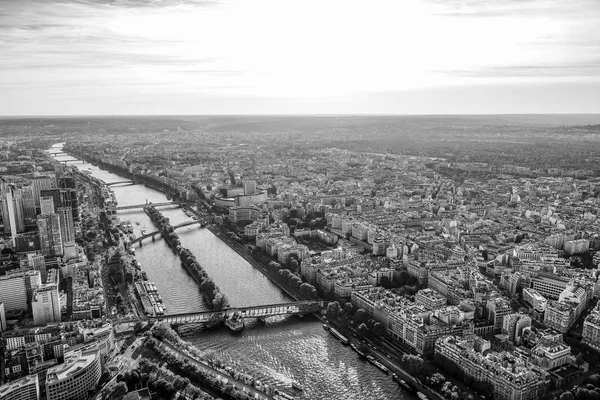 Widok z górnym pokładem Wieża Eiffla na duże miasta Paryż — Zdjęcie stockowe