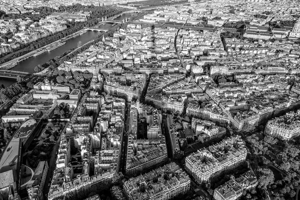 Vista dal ponte superiore della Torre Eiffel sulla grande città di Parigi — Foto Stock
