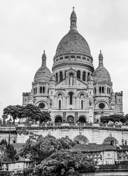 Famosa igreja Sacre Coeur em Paris na colina Montmartre — Fotografia de Stock
