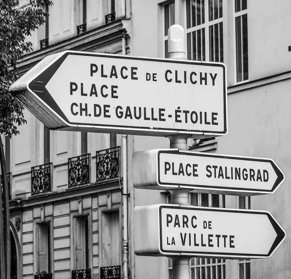 Direction signs in the city of Paris — Stock Photo, Image