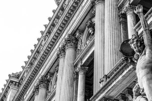 Fantastiskt framsidan av byggnaden Opera i Paris — Stockfoto