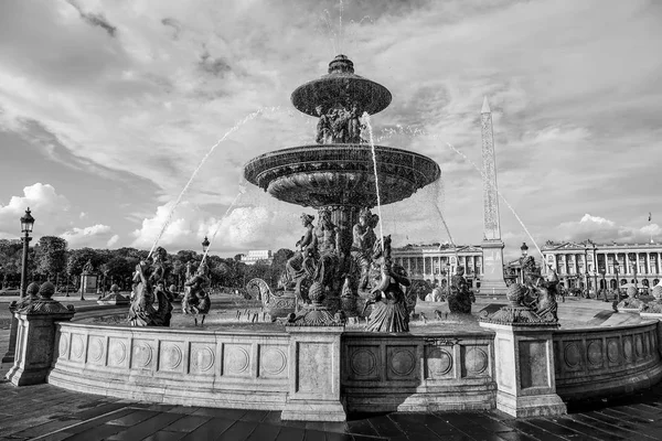 Vacker fontän på Concorde Square i Paris — Stockfoto