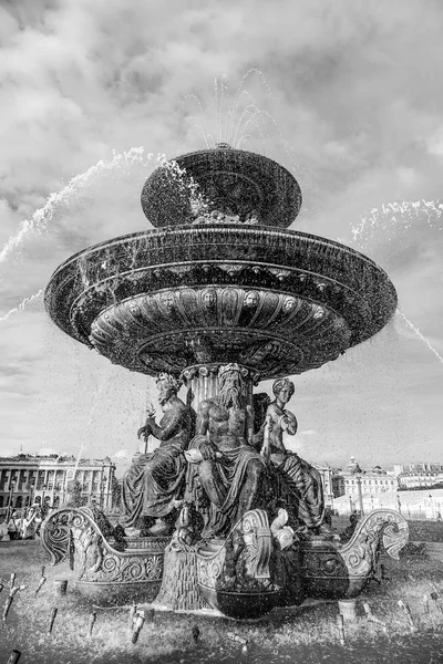 La belle place Concorde à Paris - la célèbre fontaine de l'obélisque appelée Fontaine des Fleuves — Photo