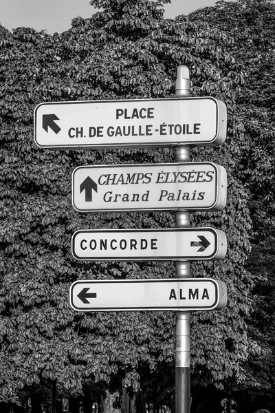 Direction signs in the city of Paris — Stock Photo, Image