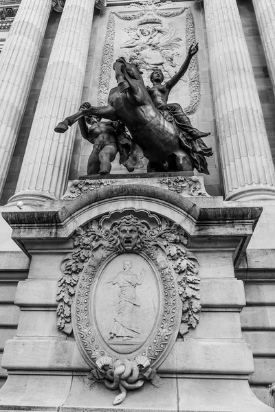 Beautiful statue on a mansion in Paris