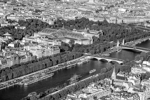 Paris şehri ve Eiffel Tower Seine Nehri üzerinde havadan görünümü