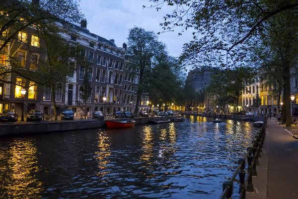 Mooie Amsterdam in de avond - Amsterdam - The Netherlands - 20 juli 2017 — Stockfoto