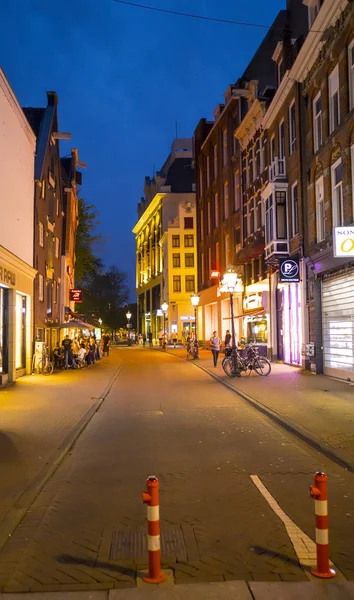 Amsterdam street view por la noche - AMSTERDAM - PAÍSES BAJOS - 20 DE JULIO DE 2017 — Foto de Stock