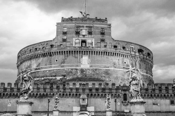 로마 시에서 매우 인기있는 매력 - 카스텔 산 탄젤로 - 천사 성 — 스톡 사진