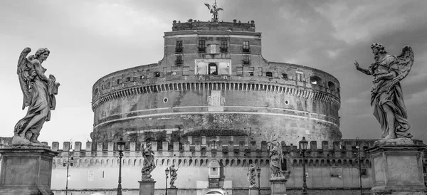 Änglar slottet upplyst på kvällen - Castel Sant Angelo i Rom — Stockfoto