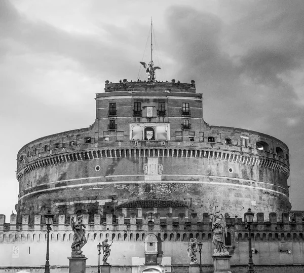 Amazing Castel Sant Angelo in Rome - a busy place in the city — Stock Photo, Image