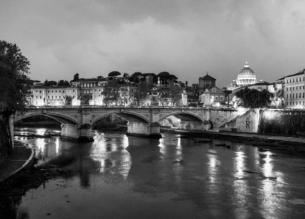 Maravilhoso rio Tibre e as antigas pontes em Roma vista romântica à noite — Fotografia de Stock