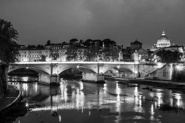 Roma bonita - incrível vista noturna sobre o rio Tibre e suas pontes antigas — Fotografia de Stock