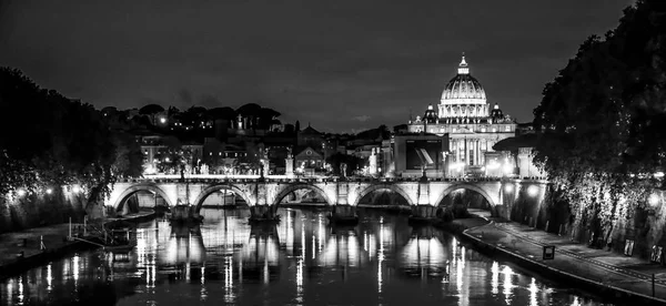 Bela Roma e Vaticano à noite vista do rio Tibre — Fotografia de Stock