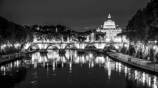 Rio Tibre em Roma com vista sobre o Vaticano e a Basílica de São Pedro — Fotografia de Stock