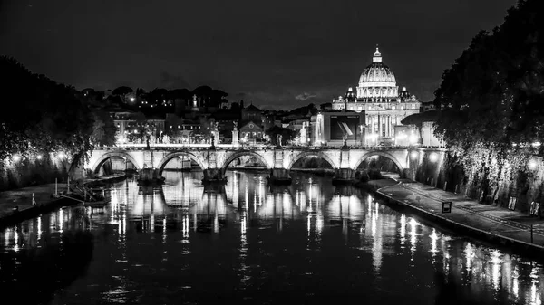 O incrível horizonte de Roma à noite - Rio Tibre e Saint Peters — Fotografia de Stock
