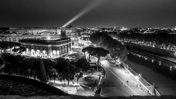 Excelente vista sobre a cidade de Roma à noite de Castel Sant Angelo — Fotografia de Stock