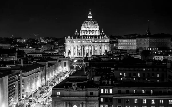 Krásné Saint Peters baziliky na Vatikán v Římě v noci — Stock fotografie