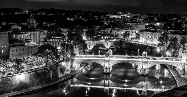 As pontes sobre o rio Tibre em Roma - vista noturna incrível — Fotografia de Stock