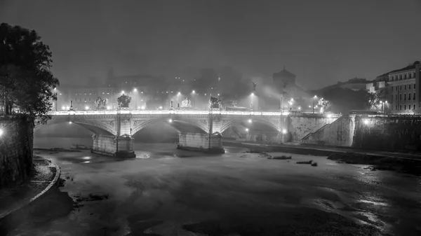 Rio Tibre e suas pontes na névoa - mau tempo à noite — Fotografia de Stock