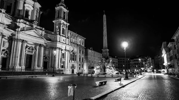 La Plaza Navona de Roma llamada Piazza Navona - gran vista nocturna — Foto de Stock