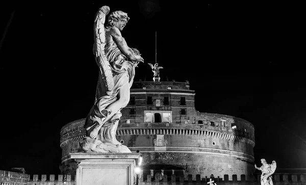 Angel statues on the Angels Bridge at Castel Sant Angelo in Rome — Stock Photo, Image