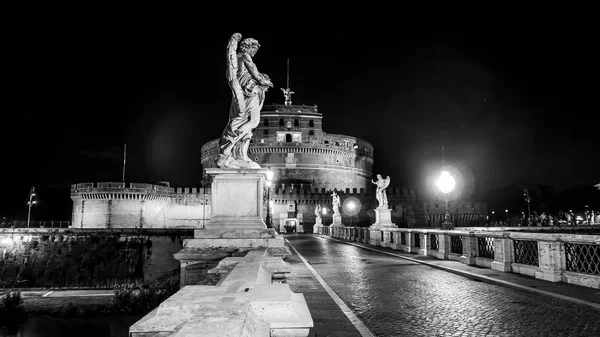 Angel statyer på änglar bron vid Castel Sant Angelo i Rom — Stockfoto