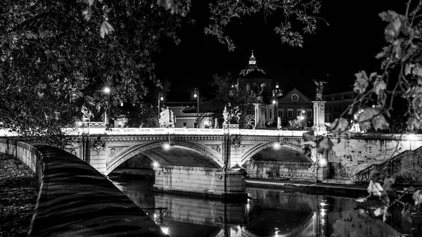 As pontes iluminadas sobre o rio Tibre em Roma - grande vista noturna — Fotografia de Stock