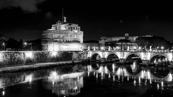 Castel Sant Angelo e a Ponte dos Anjos em Roma — Fotografia de Stock